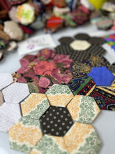 Load image into Gallery viewer, Vanderbilt&#39;s Garden,  1&quot; hexagons Throw Quilt Kit, 950 pieces