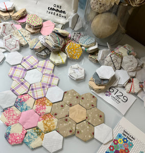 Dainty Blossoms, 1" Hexagon Table Runner Kit, 375 pieces