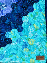 Load image into Gallery viewer, Olas, A Finished Quilt